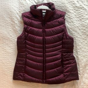 Burgundy north face vest